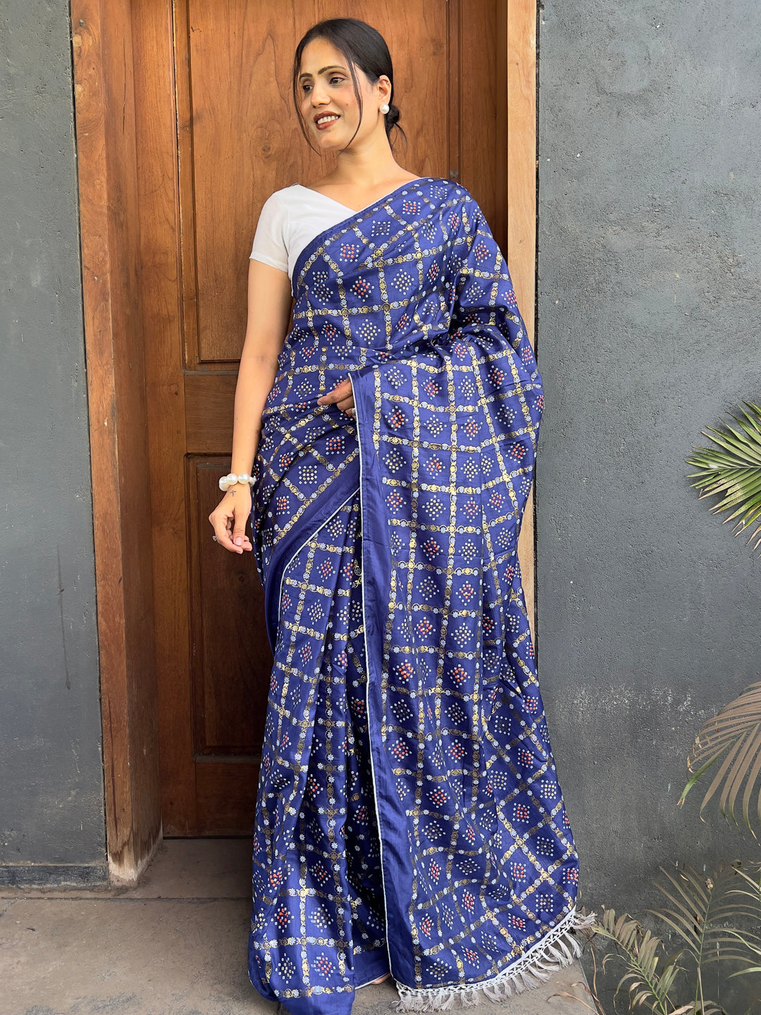 Floral Print Bandhani Silk Blend Saree