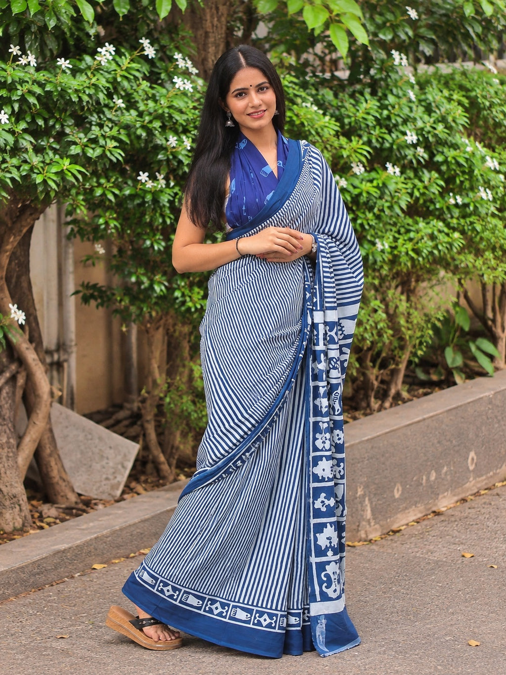 Mul Cotton Saree with Striped Pattern & Traditional Printed Pallu