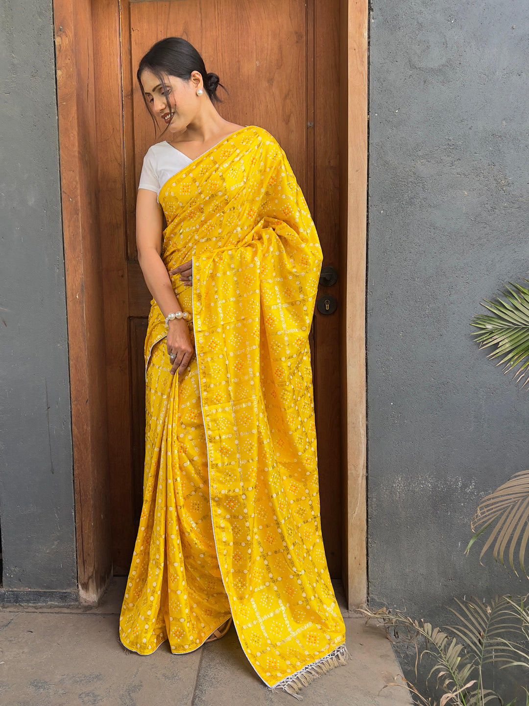 Floral Print Bandhani Silk Blend Saree