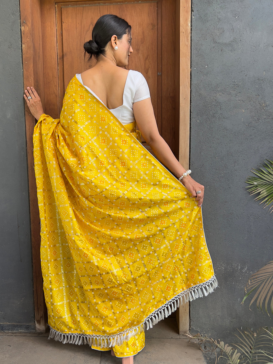Floral Print Bandhani Silk Blend Saree