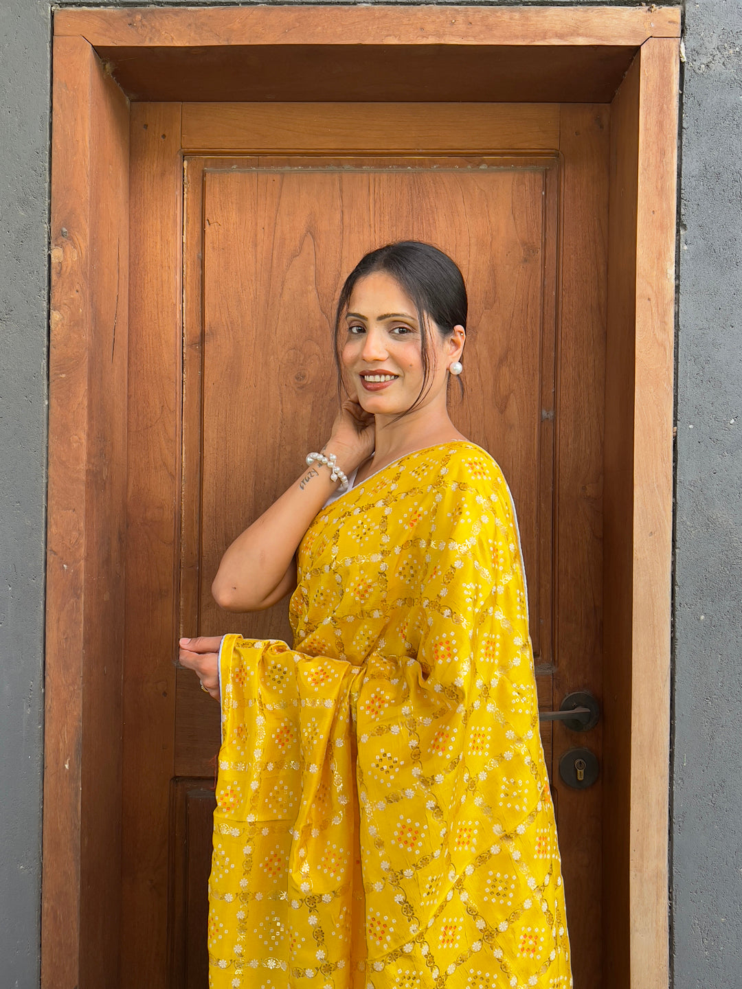 Floral Print Bandhani Silk Blend Saree
