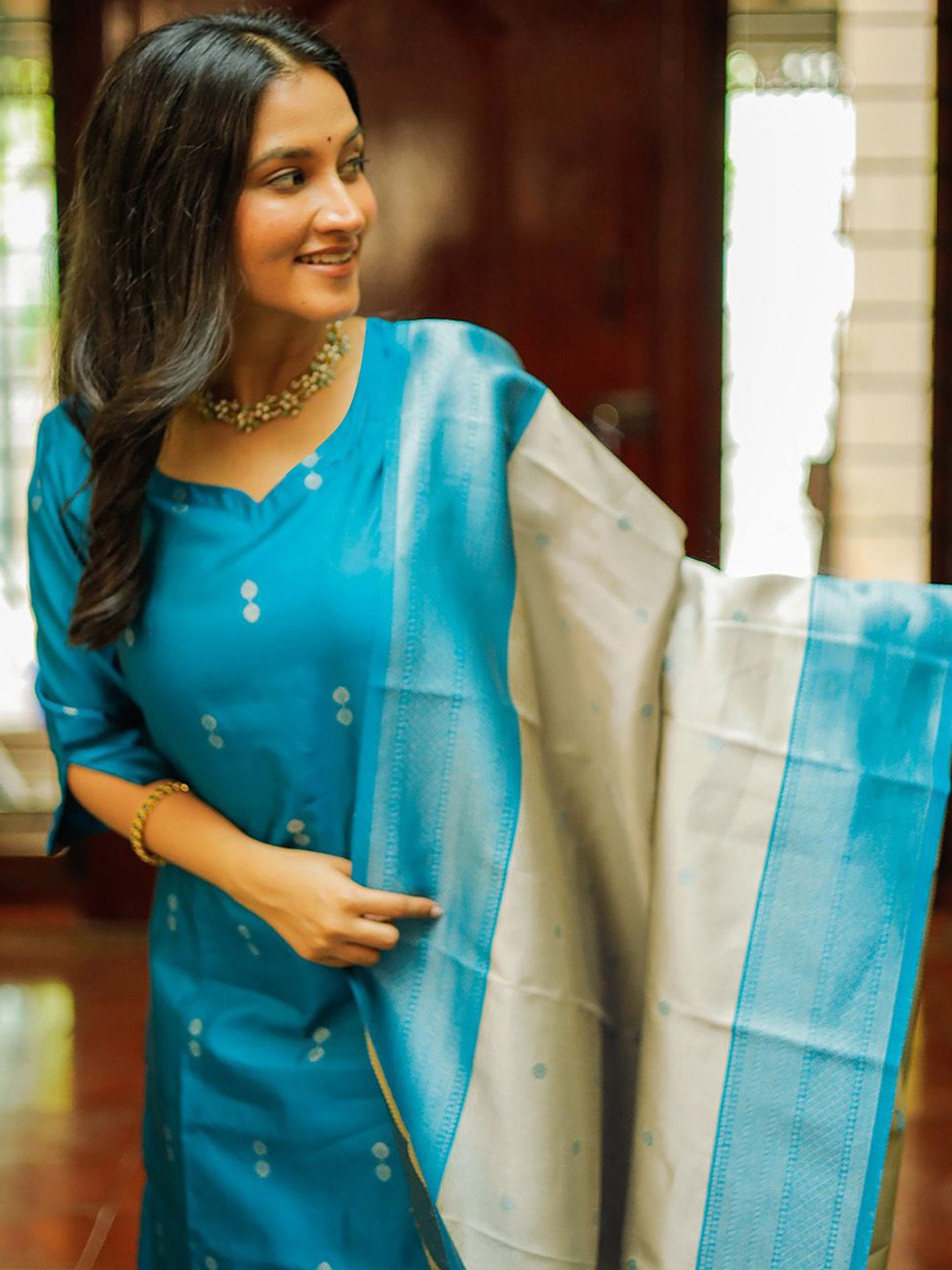 Woman's Jacquard Weaving Kurta with Pant and Dupatta Set